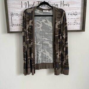 Zenana Outfitters Gray Camo Top